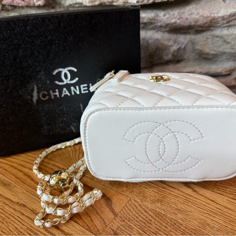 Chanel GWP white quilted vanity - Picture 2 of 6